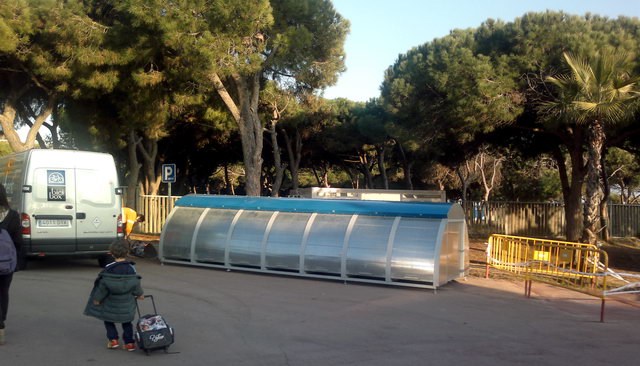Punt del Bicibox instal�lant-se al costat del monument de la Vela de Gav� Mar (24 de Gener de 2011)